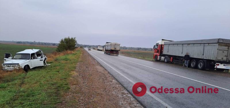 На трассе Одесса-Рени столкнулись легковушка и грузовик: есть погибшие