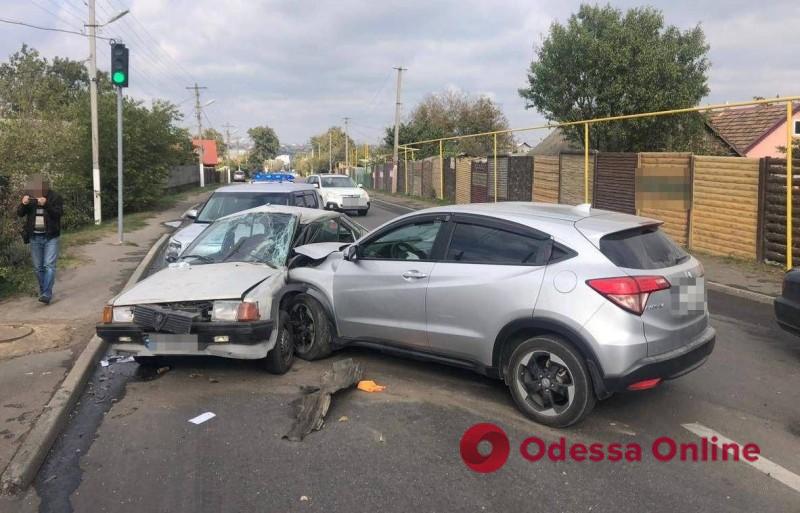 Под Одессой столкнулись три автомобиля: есть пострадавшие