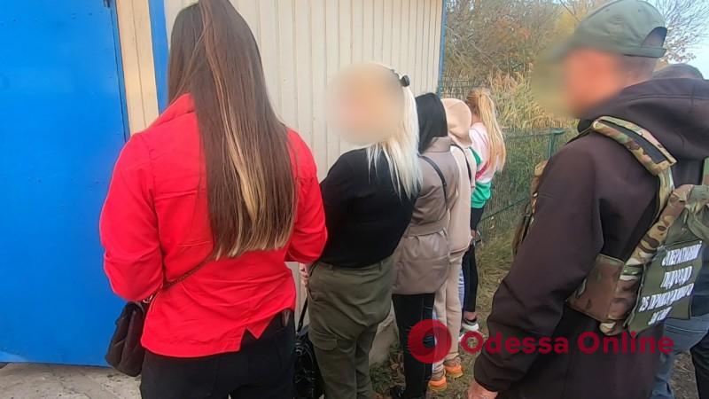 В Одеській області затримали жінку, яка вербувала українок для зайняття проституцією в Європі