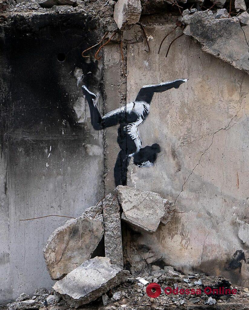 Бенкси в Украине: известный художник создал граффити на стене разрушенного дома в Бородянке