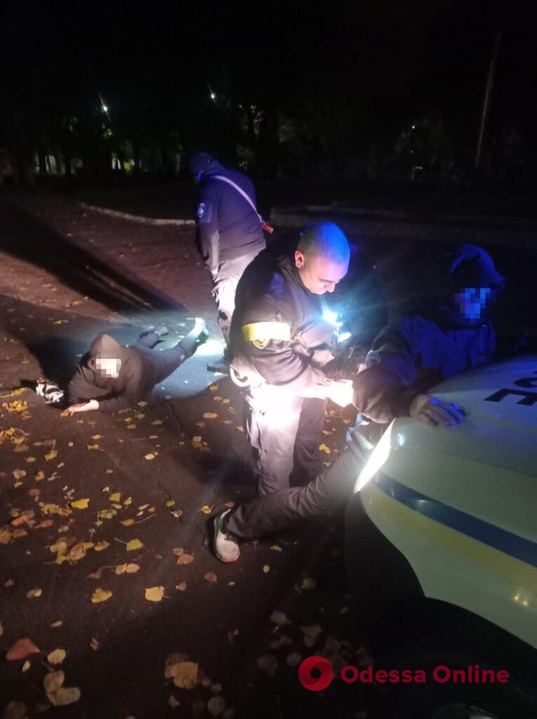 Во время комендантского часа в центре Одессы задержали двоих мужчин с оружием