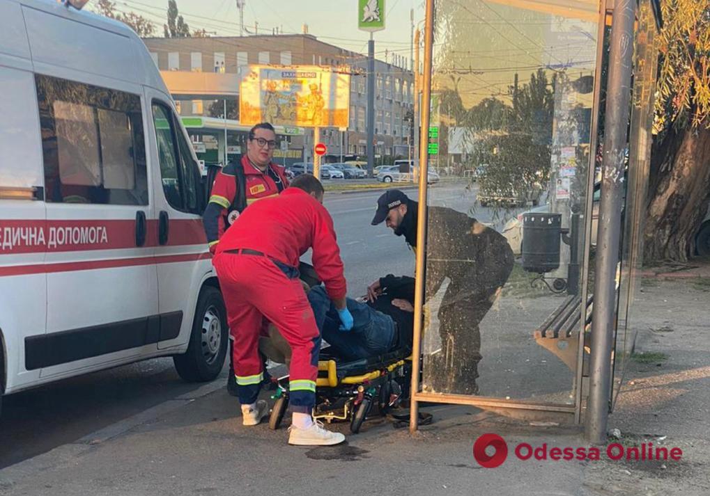 Одеські поліцейські врятували чоловіка, у якого на вулиці стався епілептичний напад