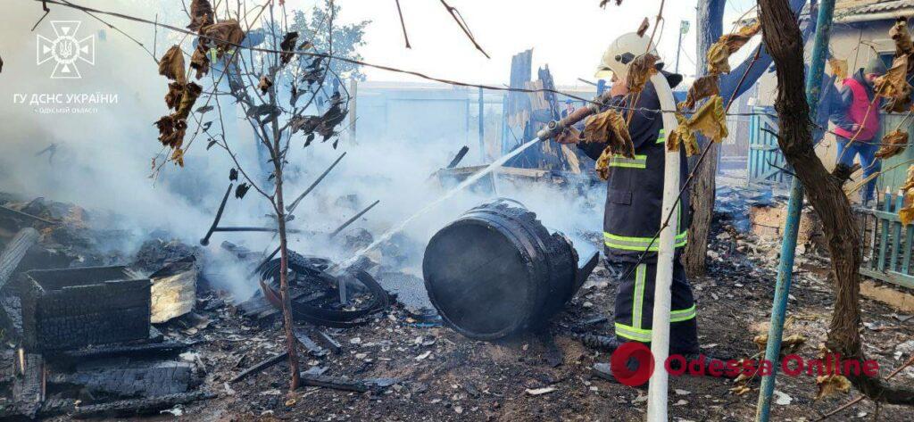 В Білгород-Дністровському районі вщент згоріла надвірна споруда (фото, відео)