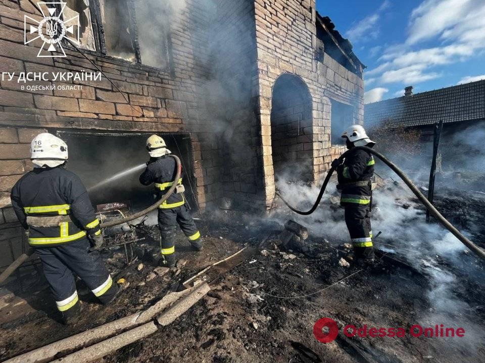 На Одещині згорів житловий двоповерховий будинок
