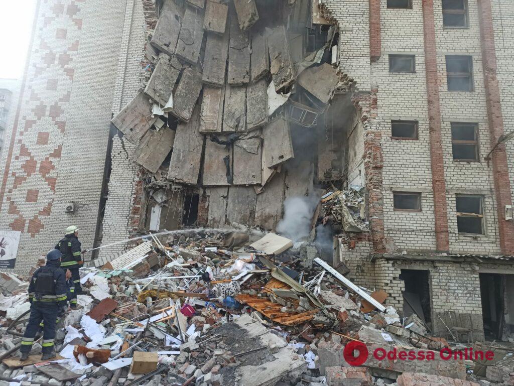 В Донецкой области оккупанты попали в многоэтажку, разрушив 8 этажей (фото, видео)
