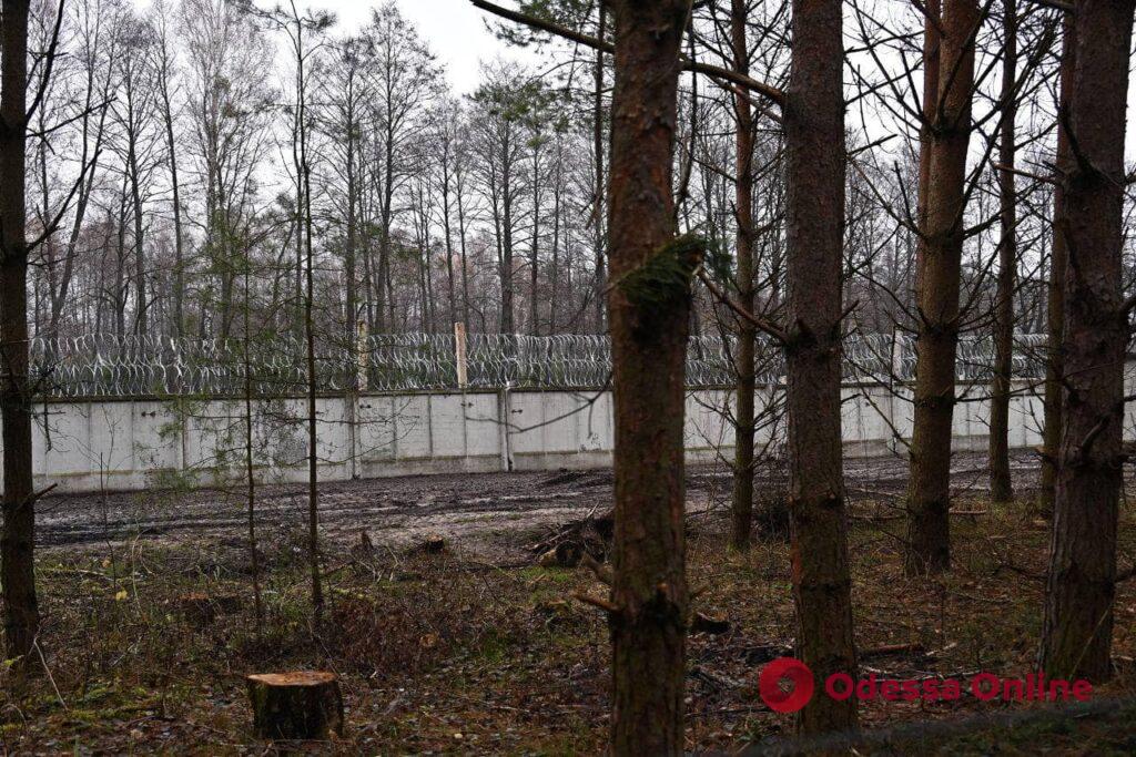 В Волынской области началось строительство бетонного забора на границе с беларусью