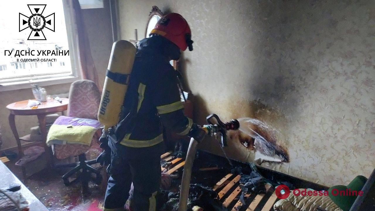 В Светлом переулке в Одессе горела квартира на 12 этаже: хозяйка в тяжелом состоянии