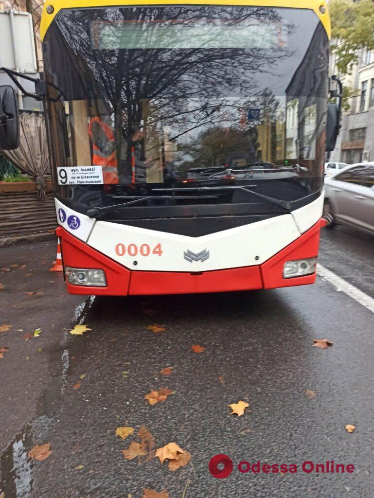 В Одессе вандал сломал двери троллейбуса