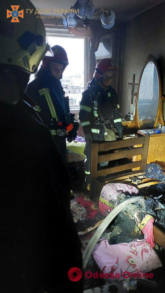В Светлом переулке в Одессе горела квартира на 12 этаже: хозяйка в тяжелом состоянии