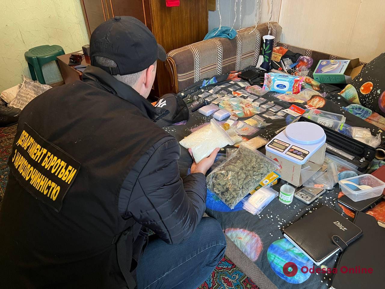 В Одессе полицейские задержали мужчину с партией наркотиков и психотропов на сумму почти полмиллиона гривен