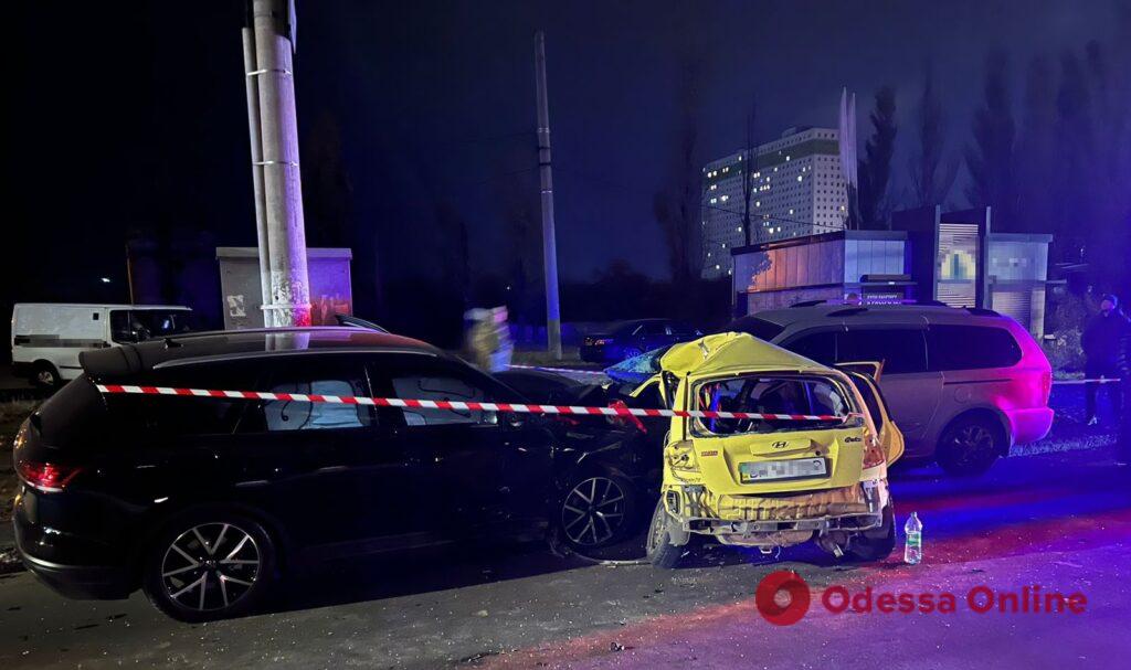 Один из водителей двигался по закрытой реверсивной полосе: в полиции рассказали подробности смертельного ДТП на Николаевской дороге