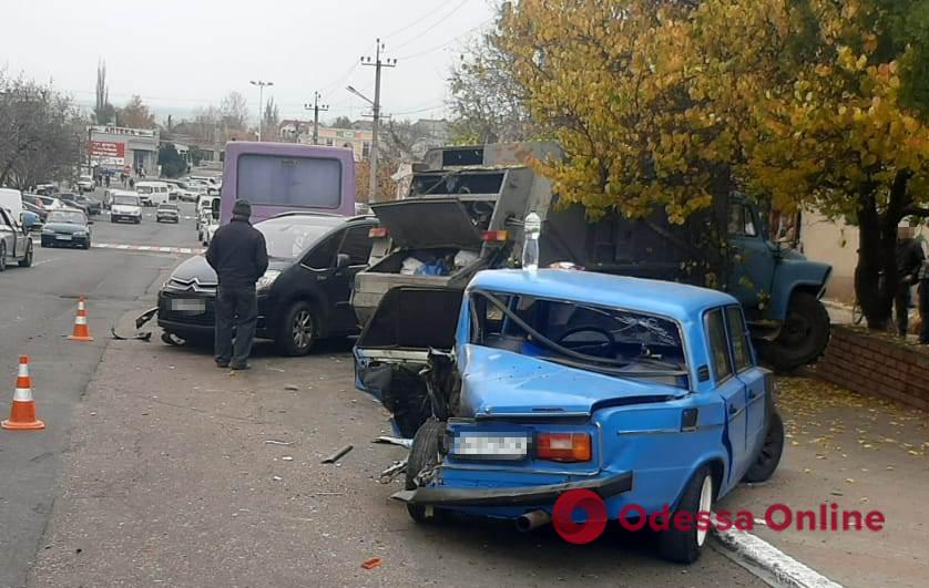 Відмовили гальма: на Одещині зіткнулися шість автомобілів