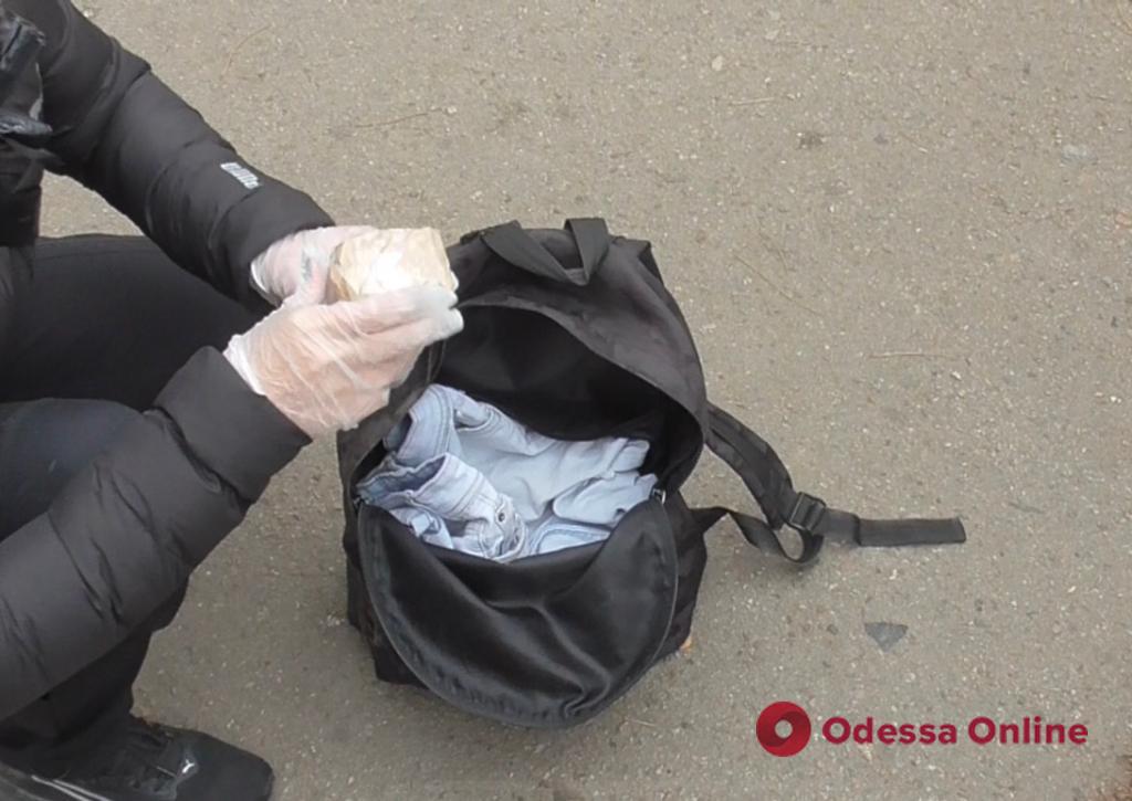 В Одесі розбійник жорстоко побив чоловіка та забрав рюкзак з 40 тисячами доларів