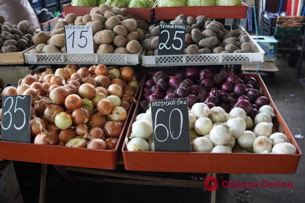 Апельсини, редис та свинина: суботні ціни на одеському “Привозі”