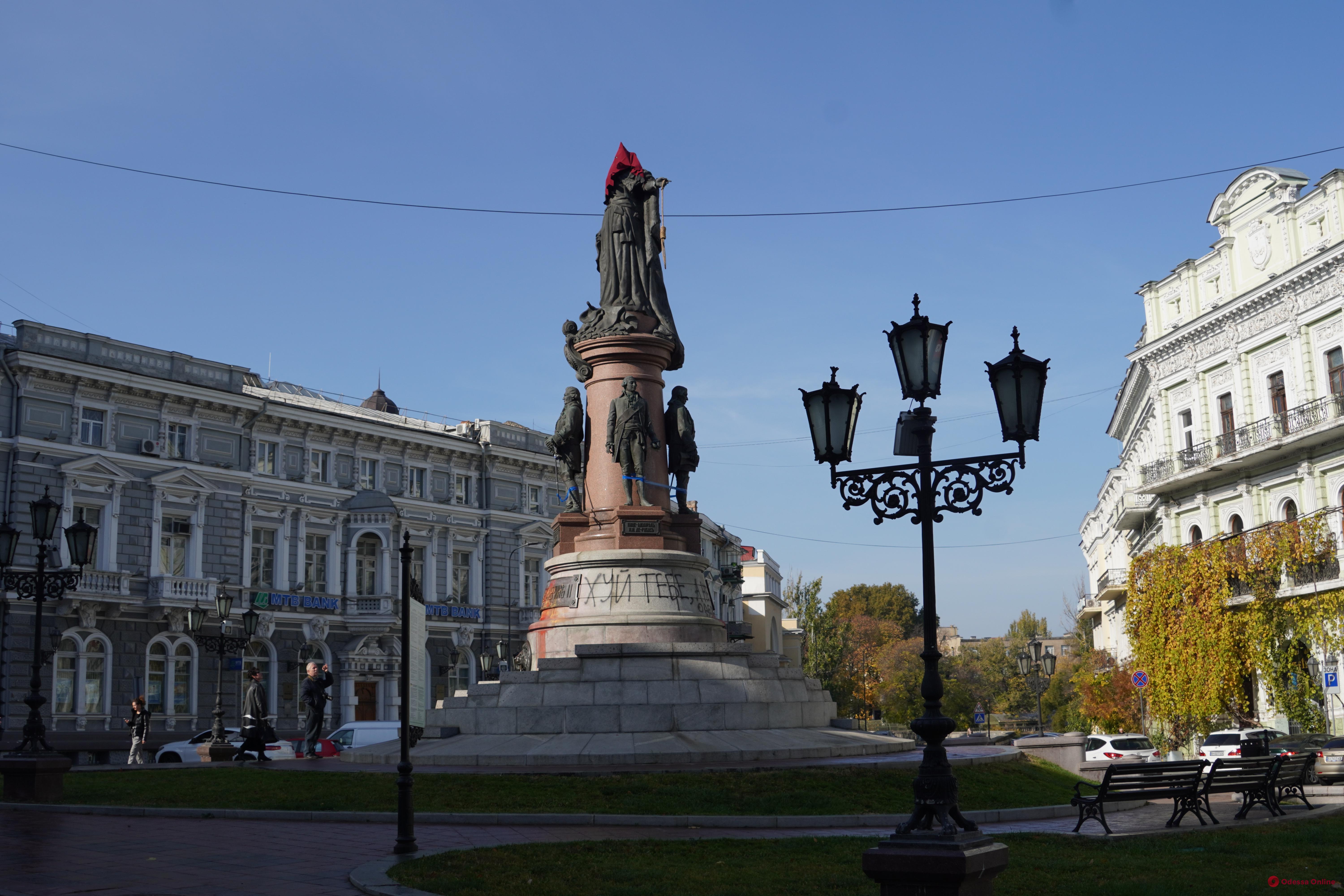 В Одесі на пам’ятник Катерині ІІ надягли ковпак ката, а в руки дали петлю (фото)
