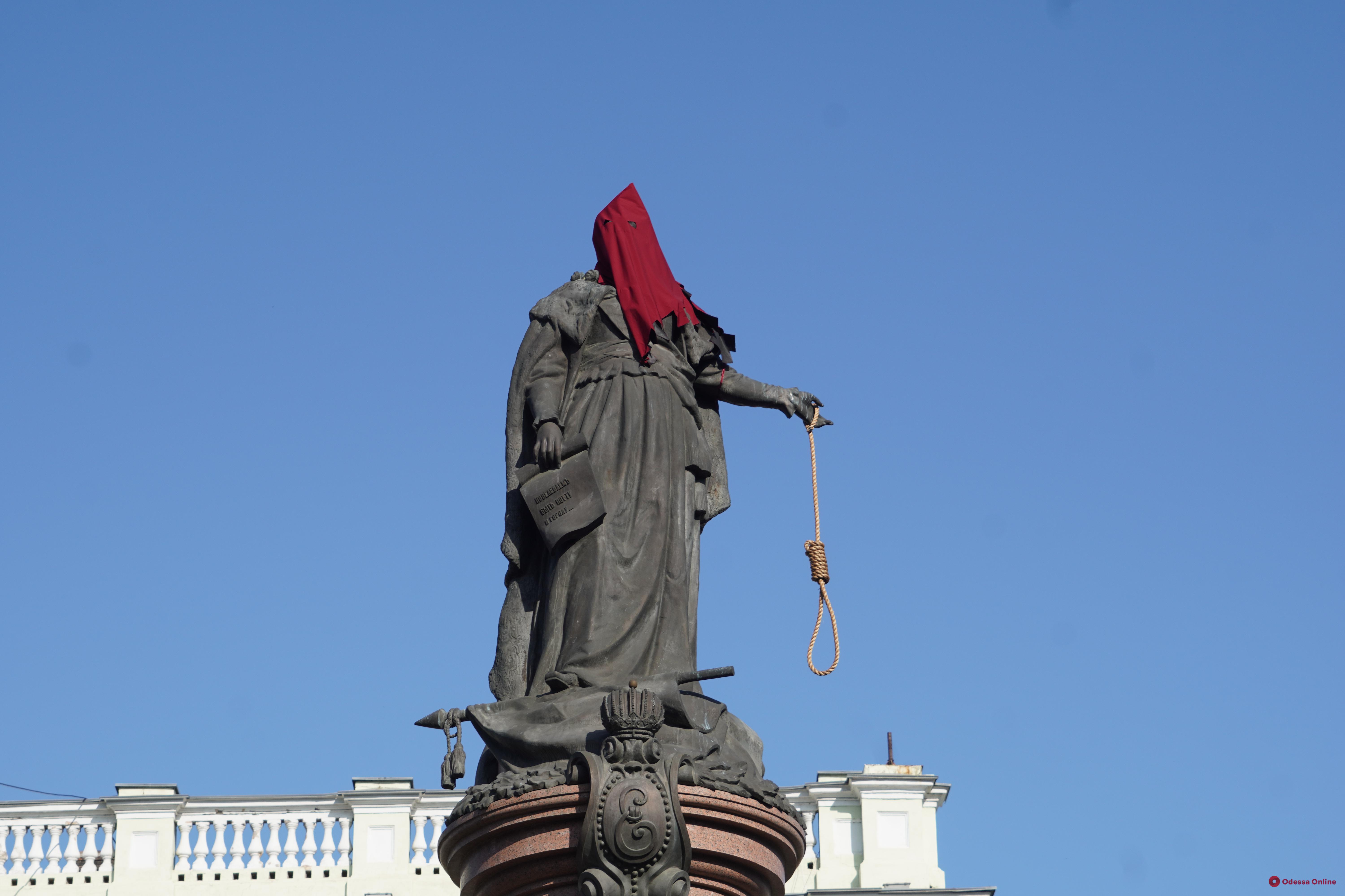 В Одесі на пам’ятник Катерині ІІ надягли ковпак ката, а в руки дали петлю (фото)
