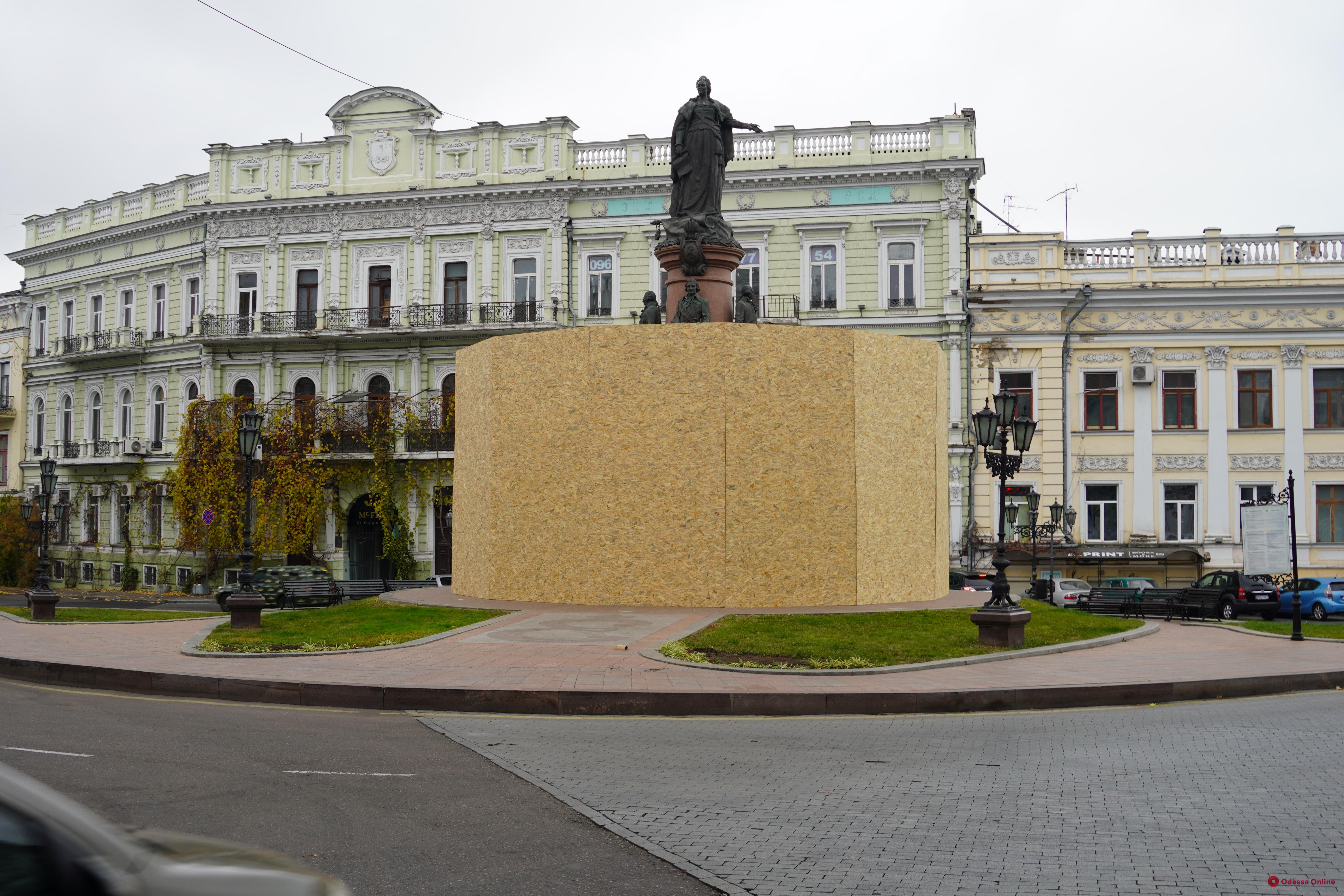В Одесі обнесли огорожею пам’ятник Катерині ІІ (фотофакт)