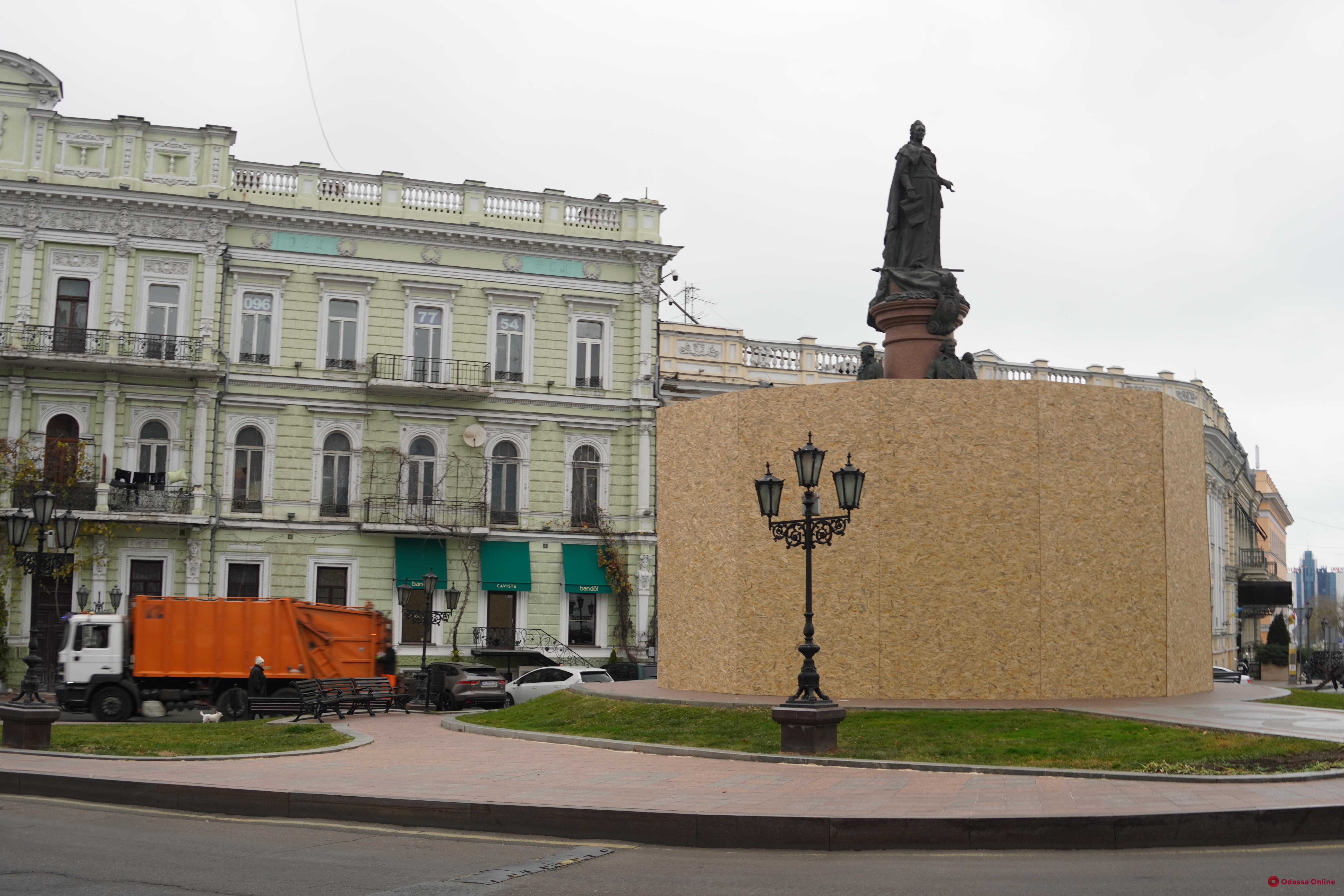 В Одессе обнесли оградой памятник Екатерине II (фотофакт)