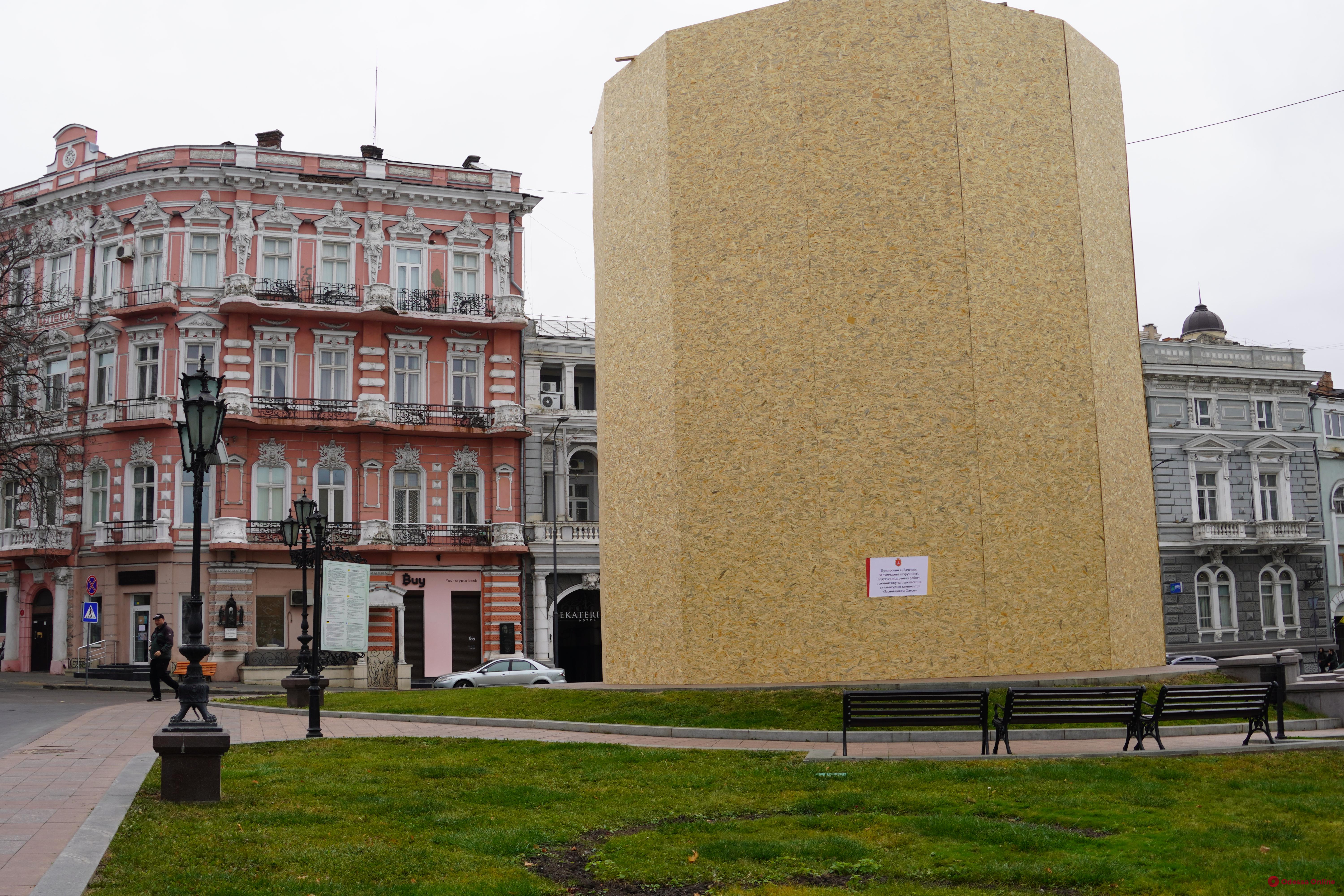 Одесса: памятник Екатерине II уже полностью спрятали за оградой (фотофакт)