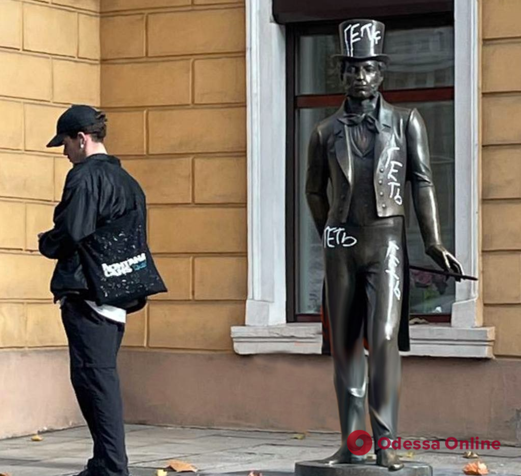 «Геть»: в Одессе неизвестные разрисовали памятник Пушкину