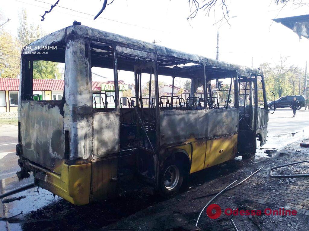 В Одессе сгорела маршрутка (видео)