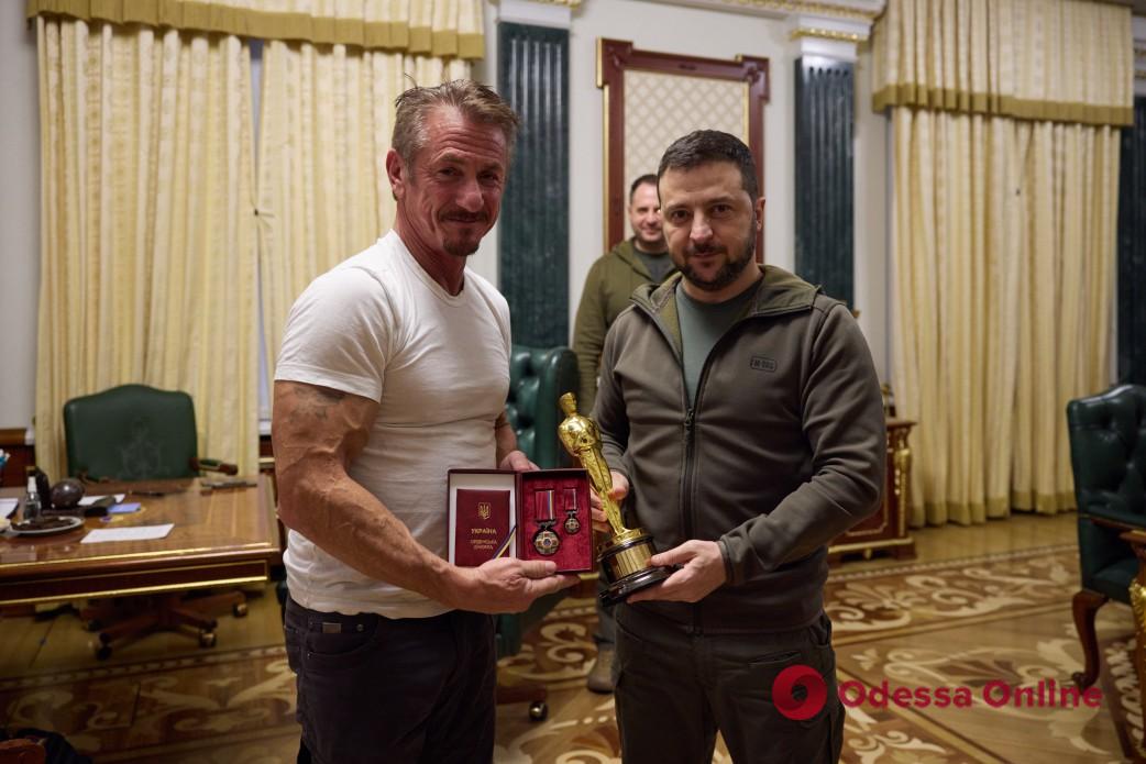 Шон Пенн передав Володимиру Зеленському свій «Оскар» як символ віри в перемогу України Шон Пенн передав Володимиру Зеленському свій «Оскар» як символ віри в перемогу України