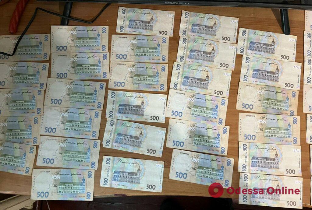 В Одесской области мужчина украл у соседей 60 тысяч гривен и ноутбук