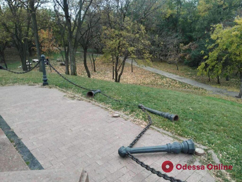 Возле Александровской колонны в Одессе сняли ограждение (фотофакт)
