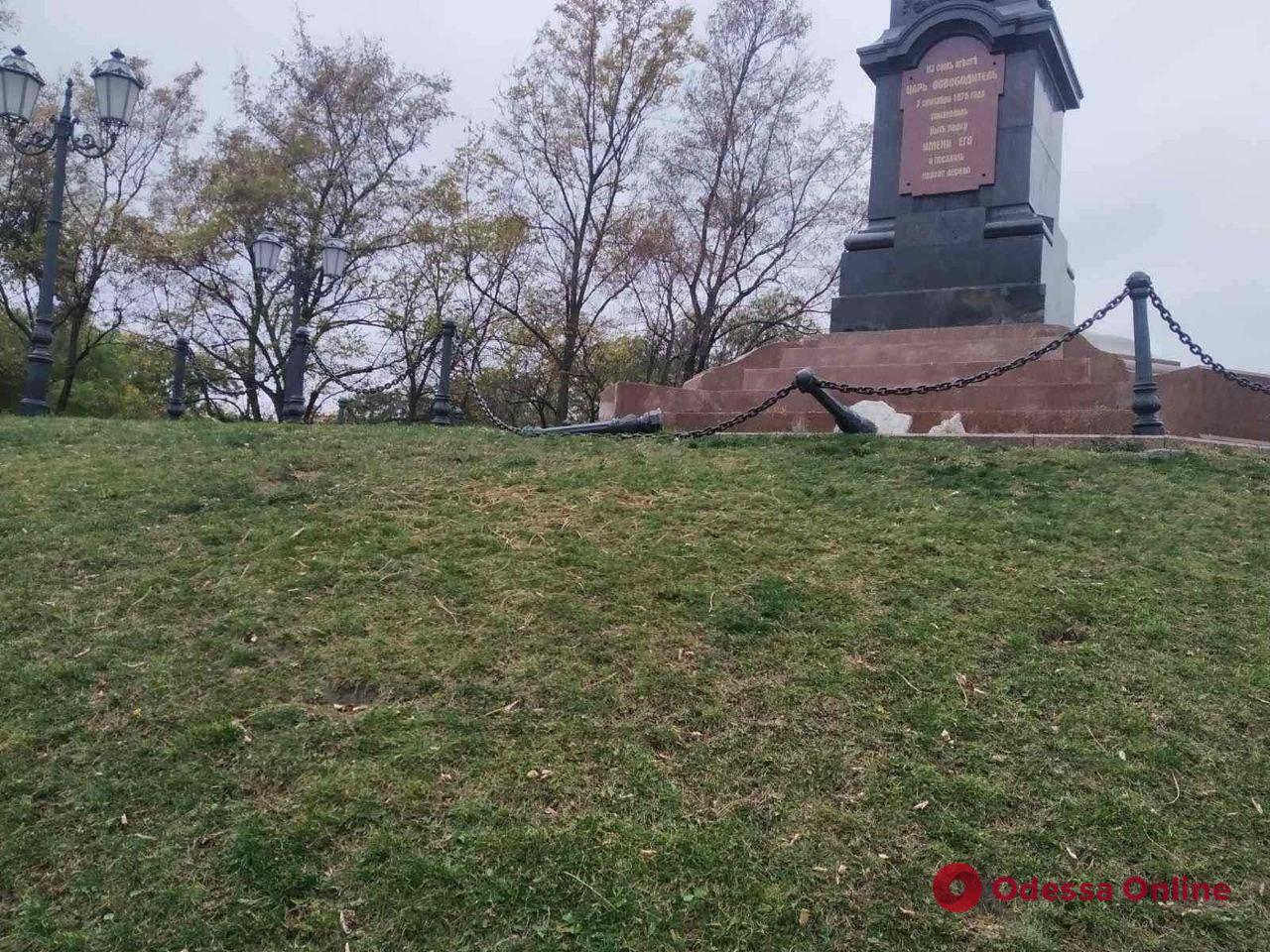 Возле Александровской колонны в Одессе сняли ограждение (фотофакт)