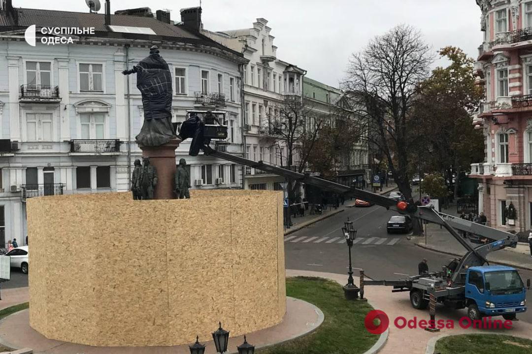 В Одесі на скульптуру Катерини II одягли чорний пакет