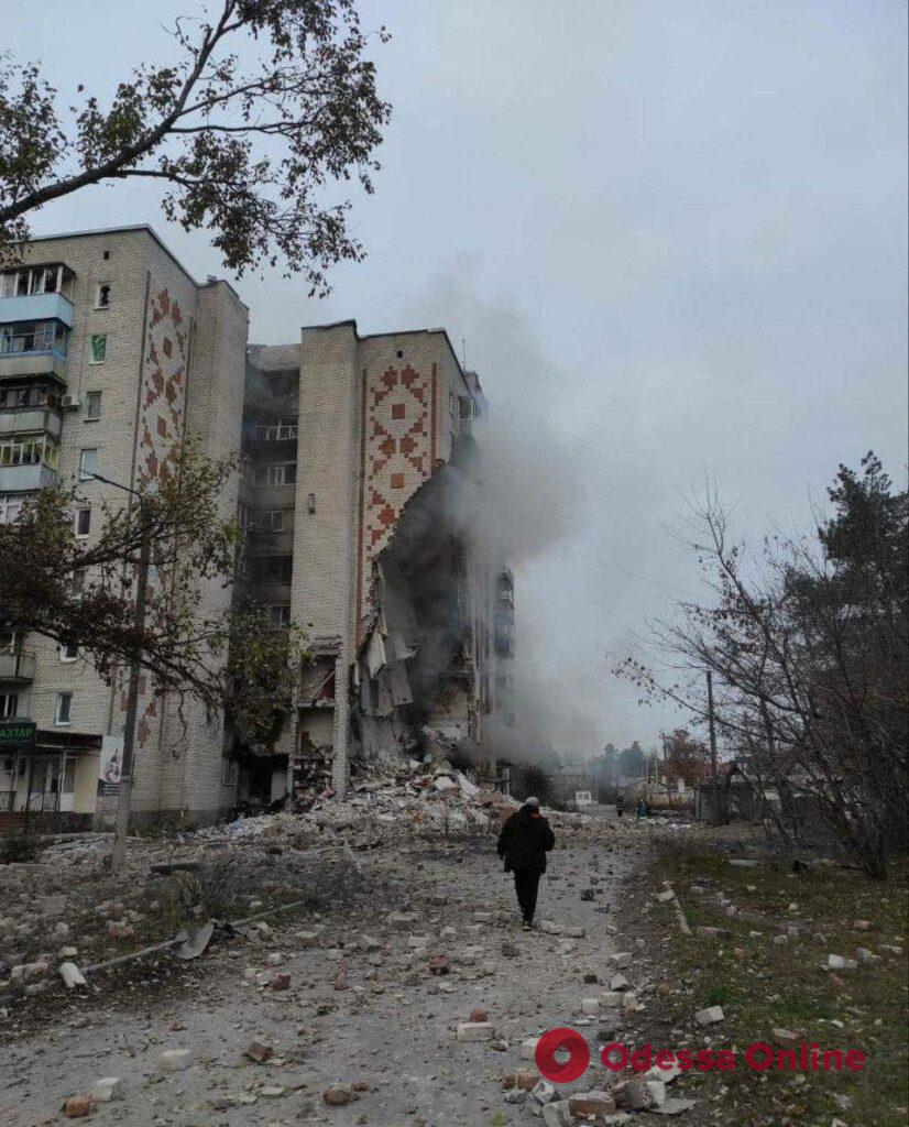 На Донеччині окупанти влучили у багатоповерхівку, зруйнувавши 8 поверхів (фото, відео)