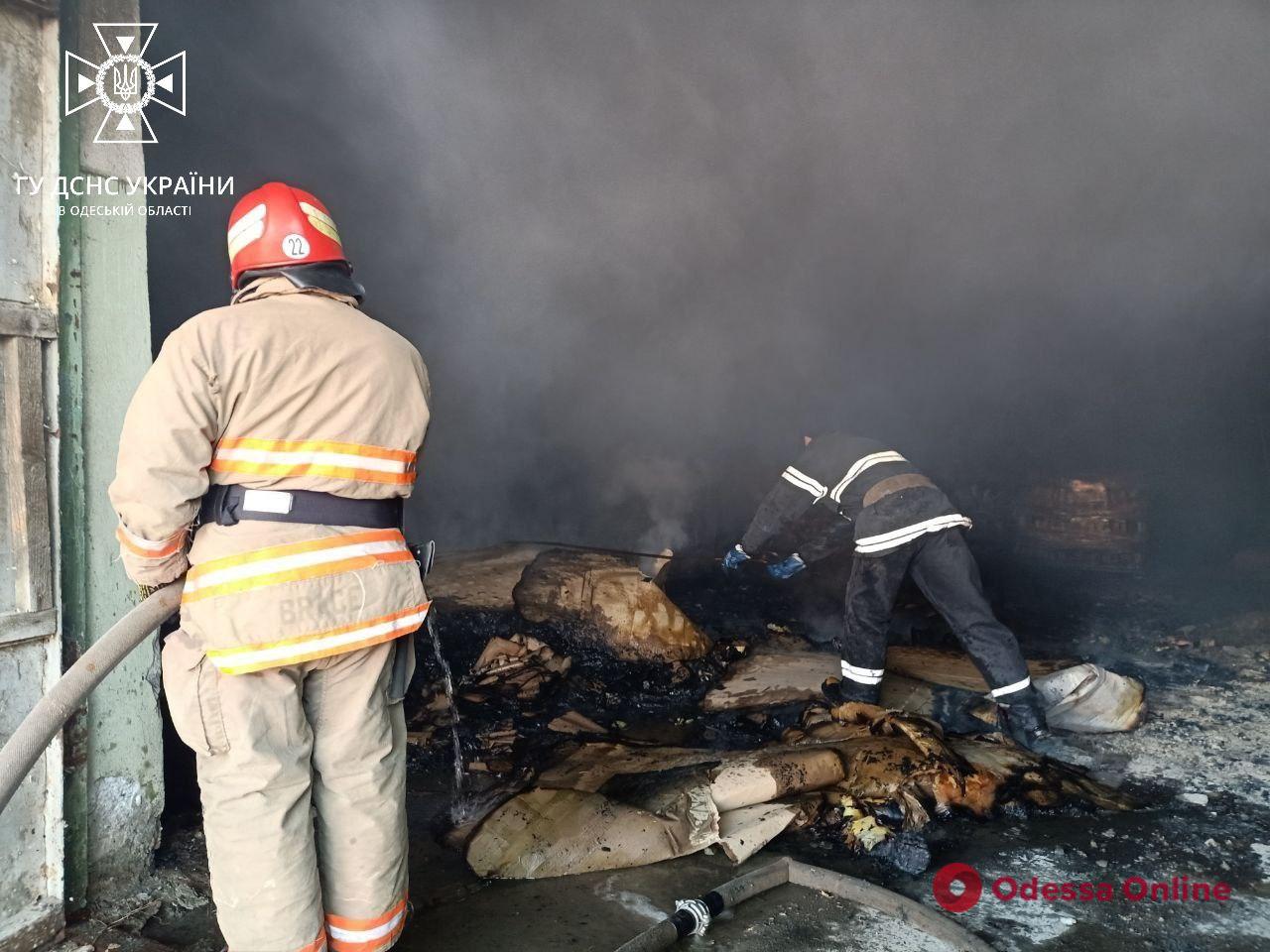 В Одесской области тушили пожар на складе