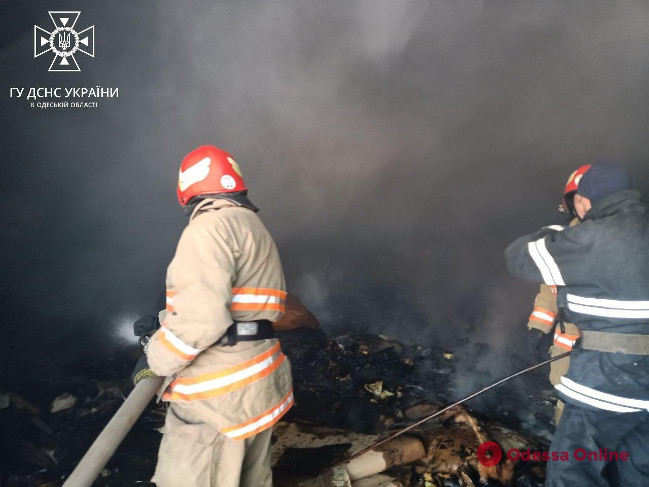 В Одесской области тушили пожар на складе