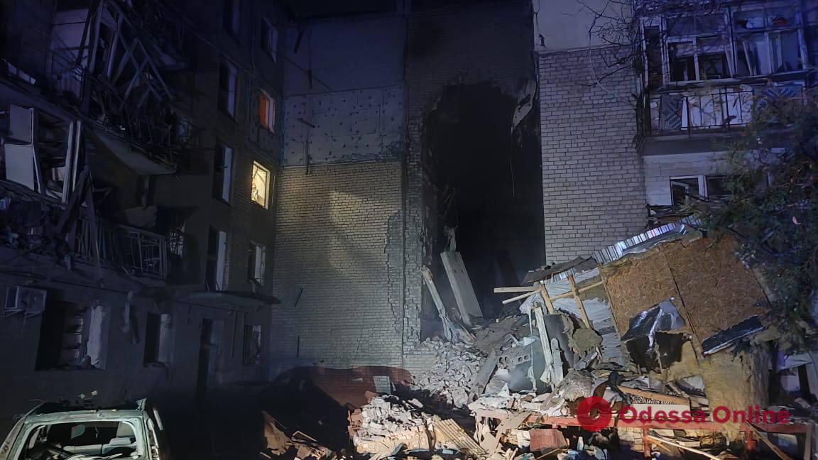 Россияне нанесли ракетный удар по пятиэтажке в Николаеве – есть погибшие