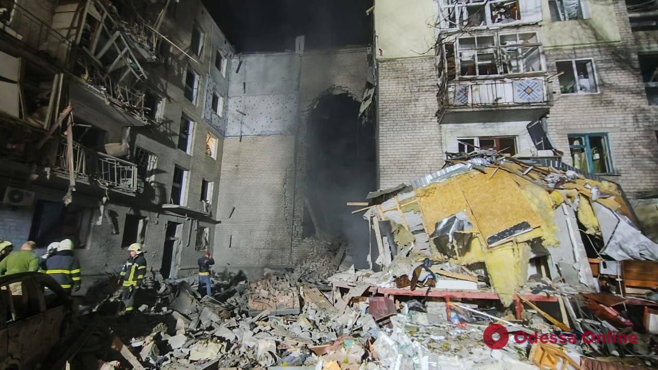 Ракетный удар по Николаеву: из-под завалов достали тела троих погибших