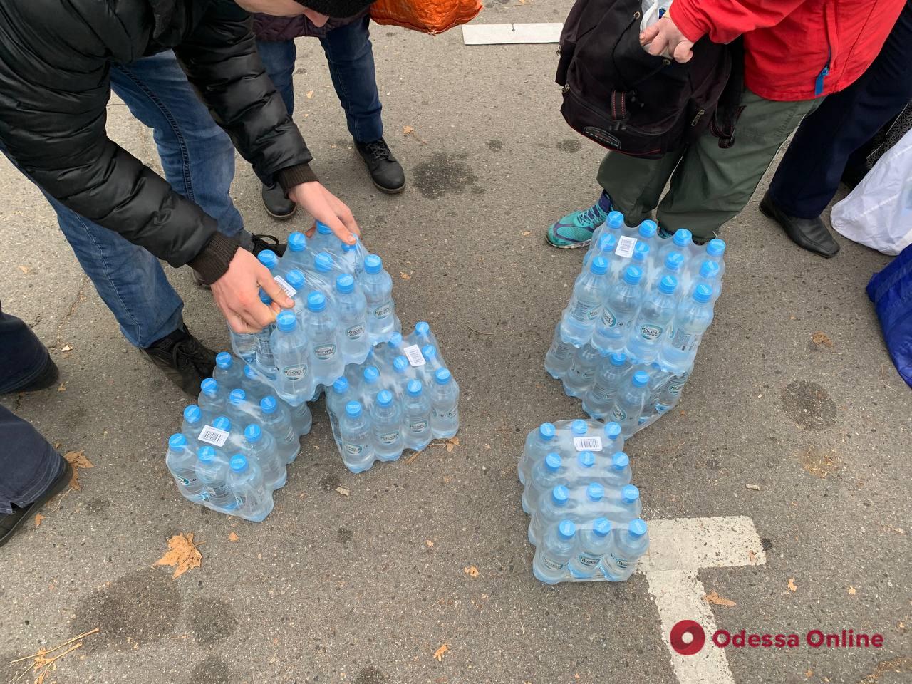 Семь месяцев жажды: одесские волонтеры продолжают снабжать николаевцев питьевой водой (фото, видео)