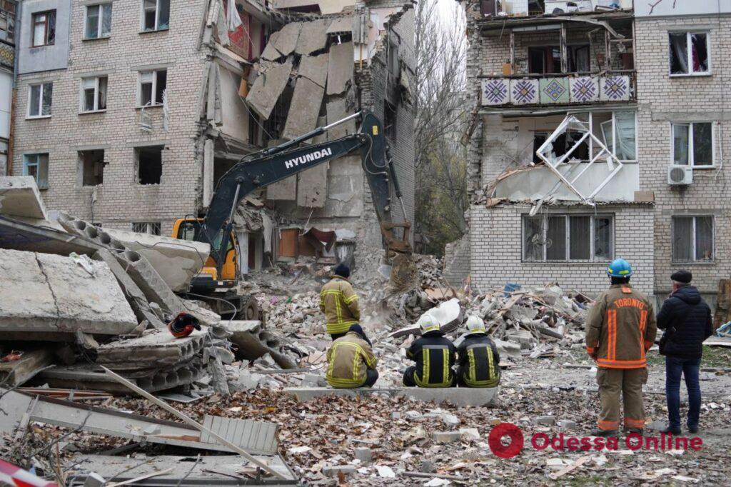 Последствия удара по жилому дому в Николаеве (фото, видео)