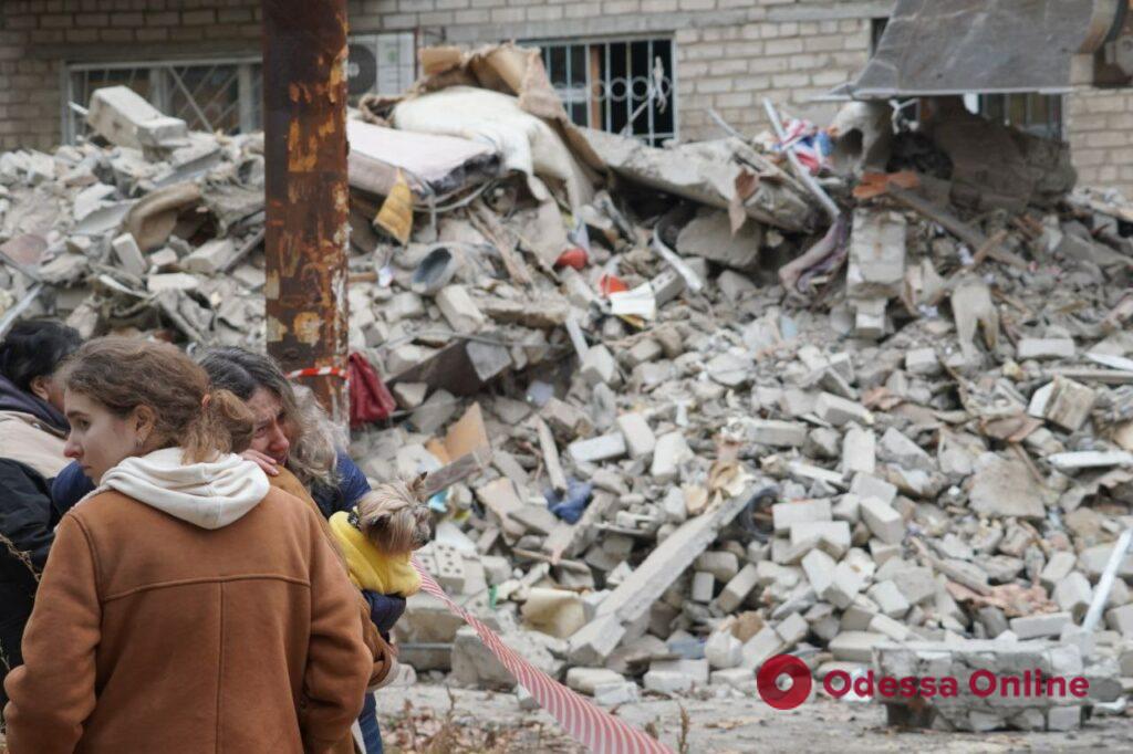 Последствия удара по жилому дому в Николаеве (фото, видео)