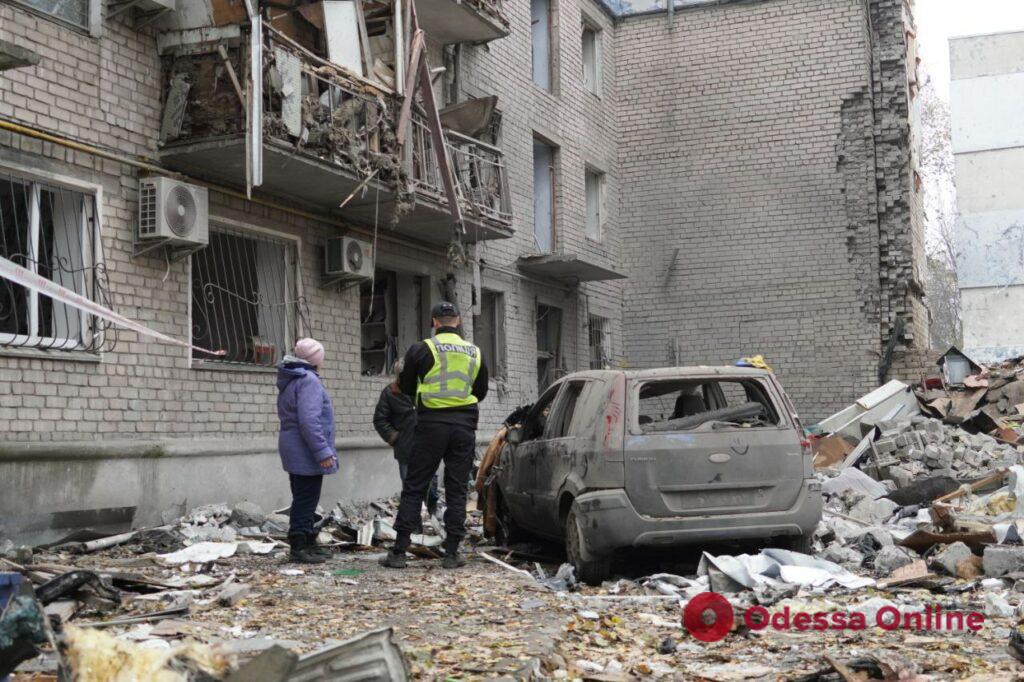 Последствия удара по жилому дому в Николаеве (фото, видео)