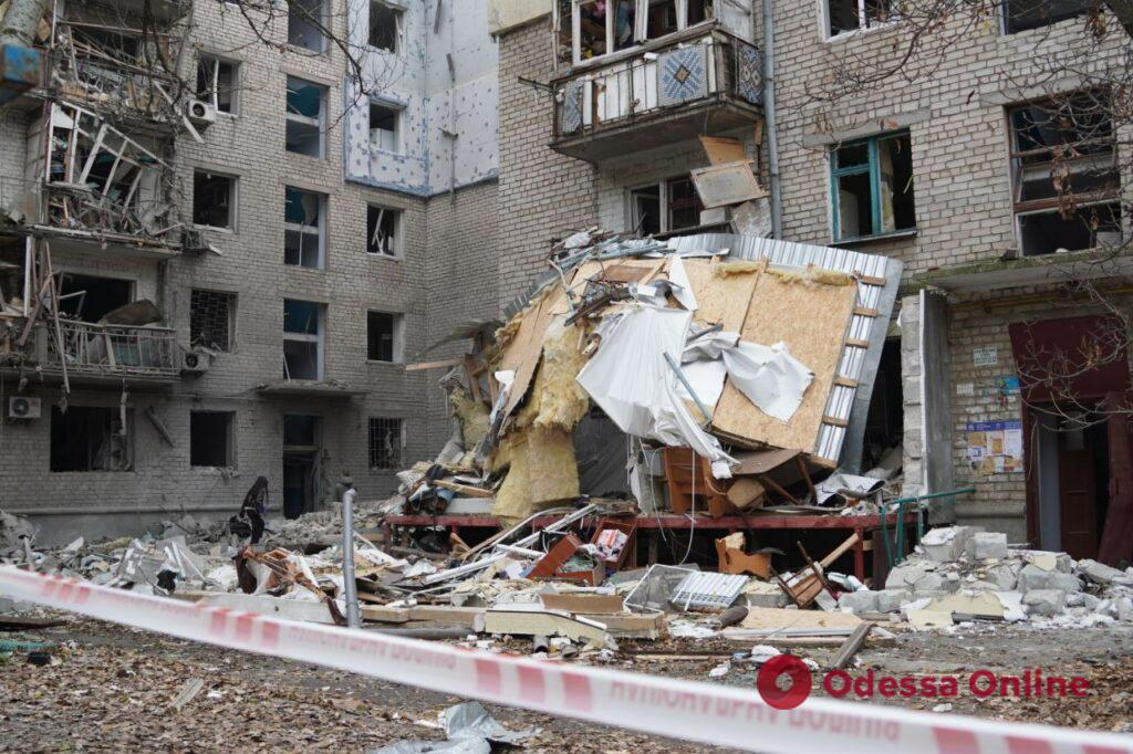 Последствия удара по жилому дому в Николаеве (фото, видео)