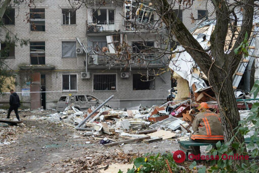 Последствия удара по жилому дому в Николаеве (фото, видео)