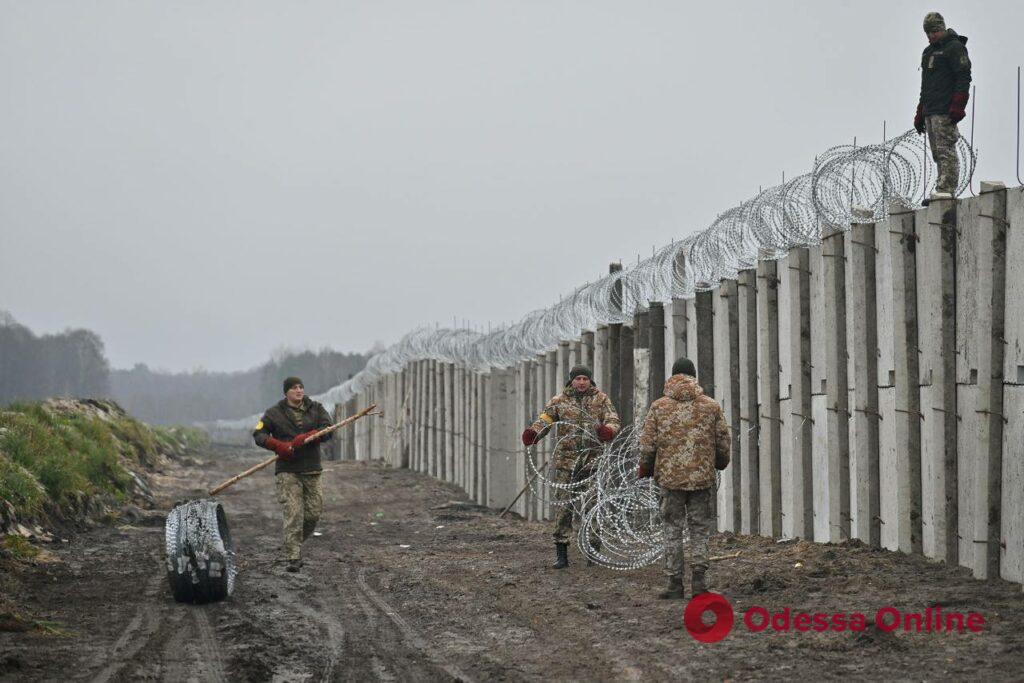 Рів, насип і залізобетонний паркан з колючим дротом: Україна будує стіну на кордоні з білоруссю