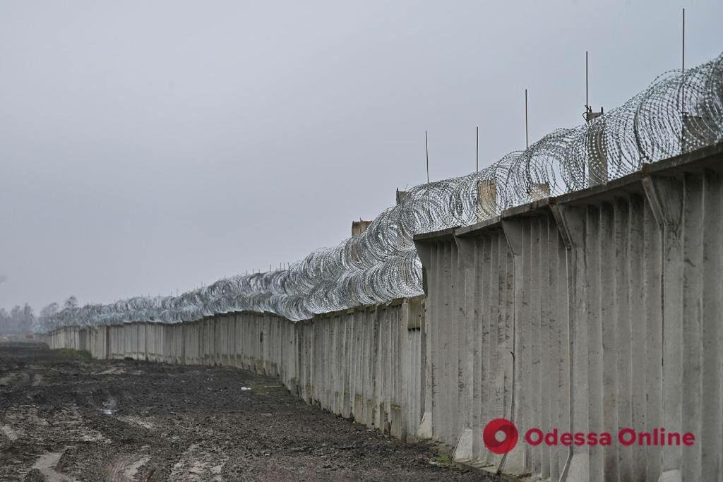 Рів, насип і залізобетонний паркан з колючим дротом: Україна будує стіну на кордоні з білоруссю