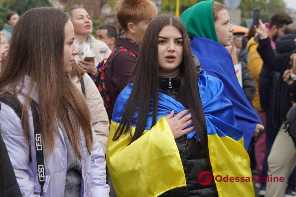 С песнями, слезами и свадьбой: в Одессе херсонцы празднуют освобождение родного города от российских оккупантов (фото, видео)
