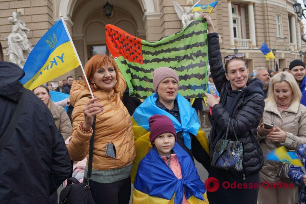 С песнями, слезами и свадьбой: в Одессе херсонцы празднуют освобождение родного города от российских оккупантов (фото, видео)