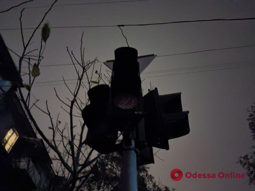 Третя доба блекауту в Одесі: темні вулиці, “спалахи світла” та генератори (фоторепортаж)
