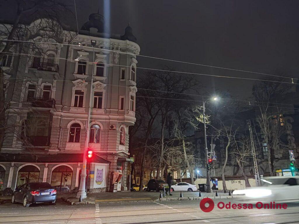 Блэкаут в Одессе: темные улицы, «вспышки света» и генераторы (фоторепортаж)