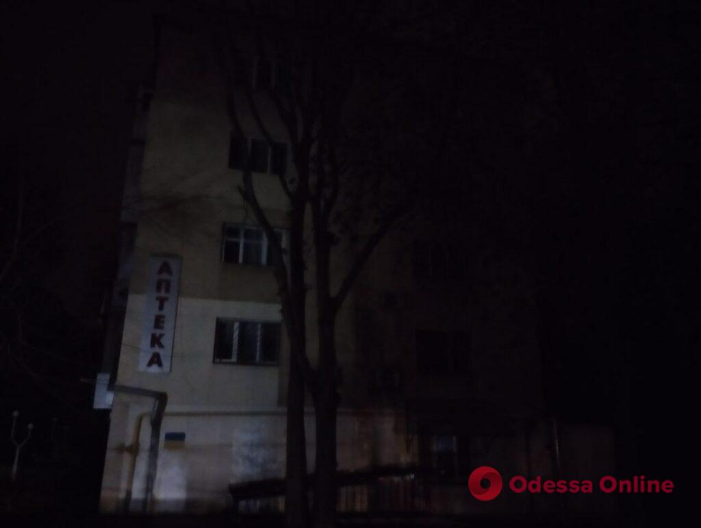 Блэкаут в Одессе: темные улицы, «вспышки света» и генераторы (фоторепортаж)