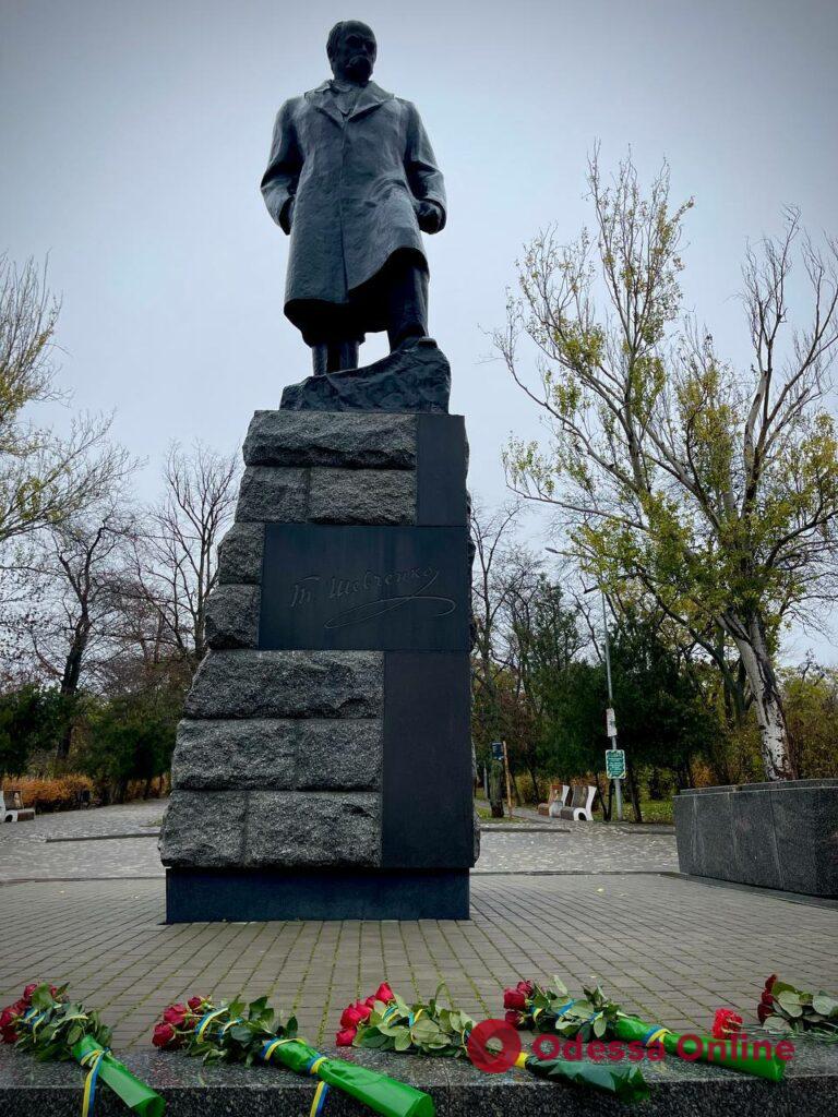 День Достоинства и Свободы: к памятнику Шевченко возложили цветы
