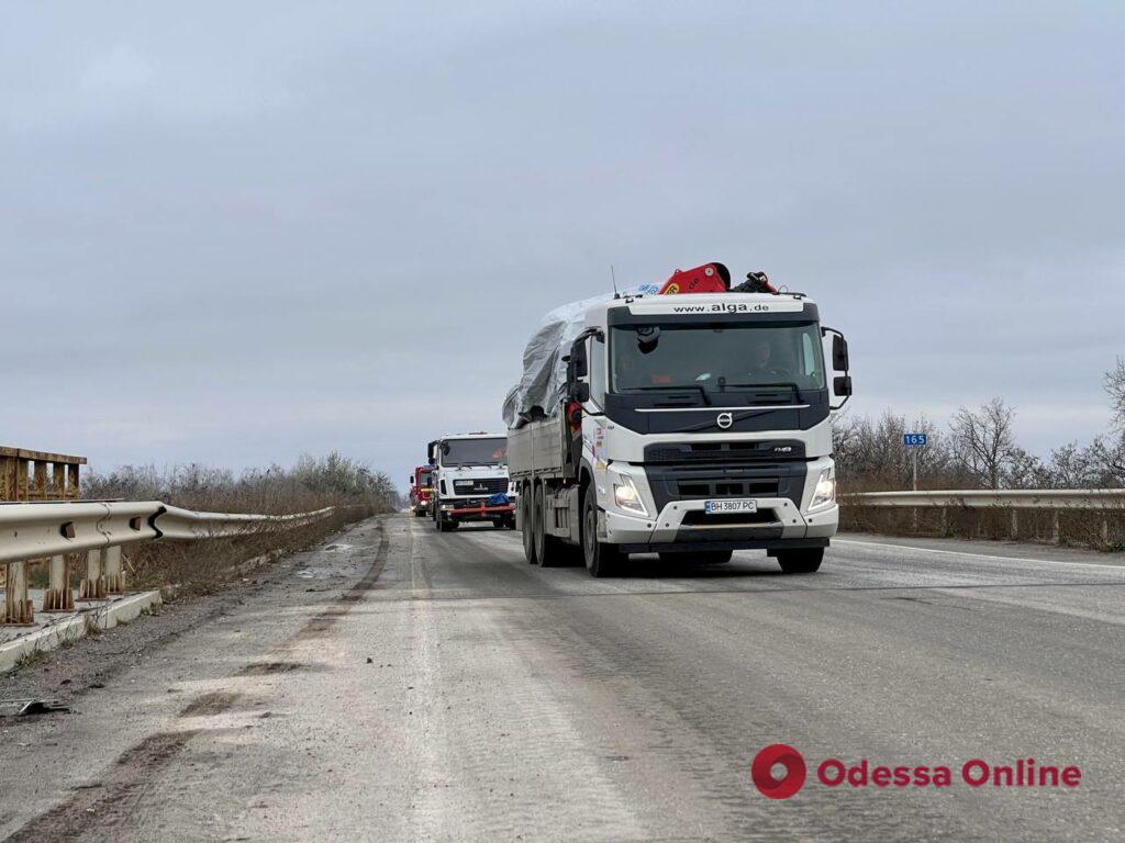 Одещина передала Херсону продуктові набори, ліки, “швидку” та пожежно-рятувальний автомобіль (фото)